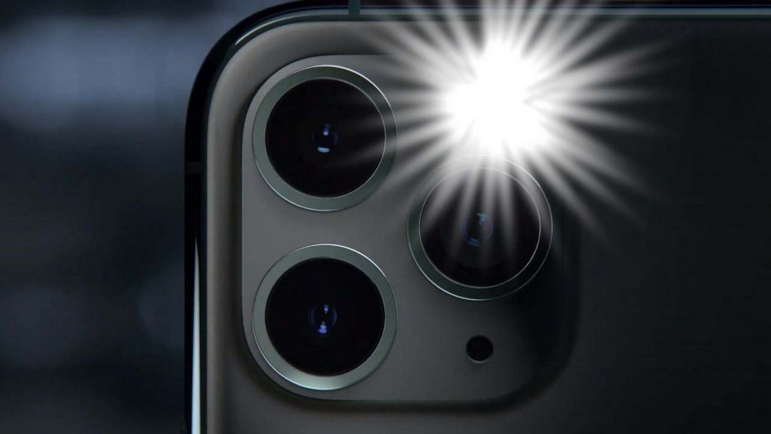 Đèn flash trên 1 chiếc điện thoại iPhone từ Apple