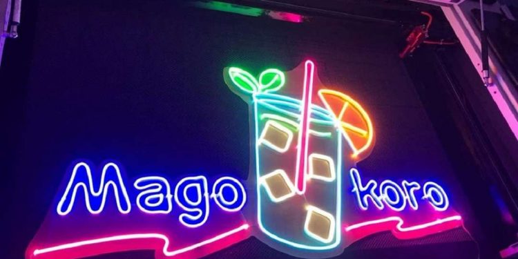 Đèn sáng Neon được phát minh năm 1898