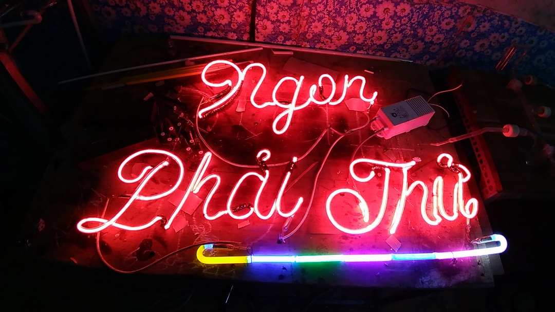 Đèn sáng Neon nhiều màu sắc cho không gian rực rỡ