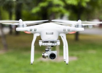 Flycam mini bắt trọn mọi khoảnh khắc từ trên cao 