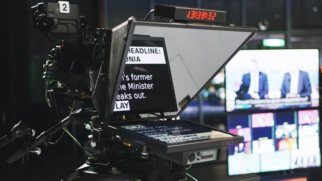 Các biên tập viên truyền hình cần dùng máy Teleprompter