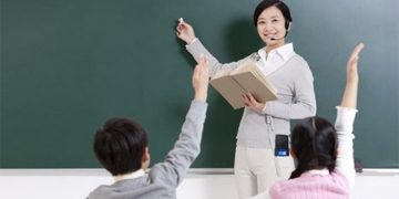 Máy trợ giảng gọn nhẹ, dễ mang theo khi di chuyển, không nặng nề